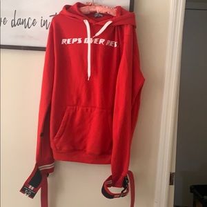Weightlifting hoodie with integrated straps